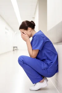 infermiera che piange nel corridoio